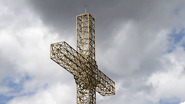 钢铁十字架。大型钢铁十字架视频下载