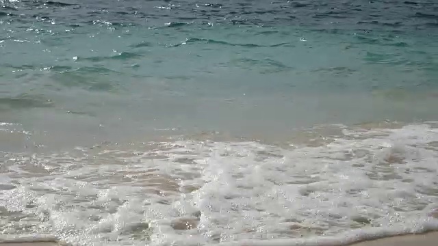 4 k。轻柔的海浪带着声音，清澈的海水带着白色的沙滩带着复制空间。夏日海滩度假背景镜头视频下载