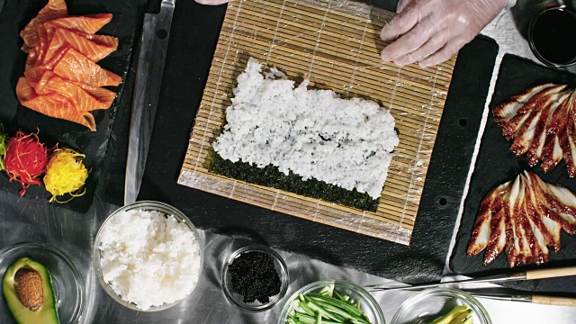 用竹席制作寿司视频素材