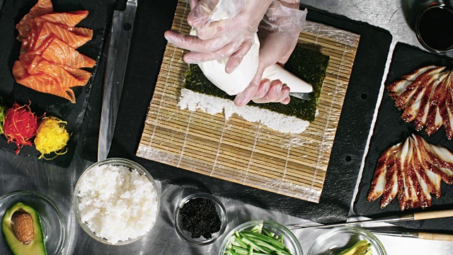 在寿司卷中加入奶油芝士视频素材
