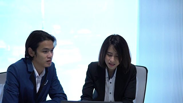 两个亚洲商人在交谈视频素材