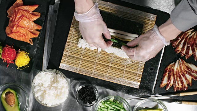 厨师准备费城寿司卷视频素材