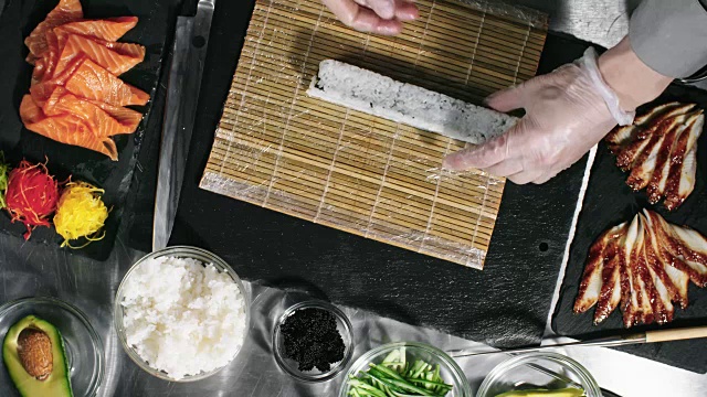 用竹席制作寿司卷视频素材