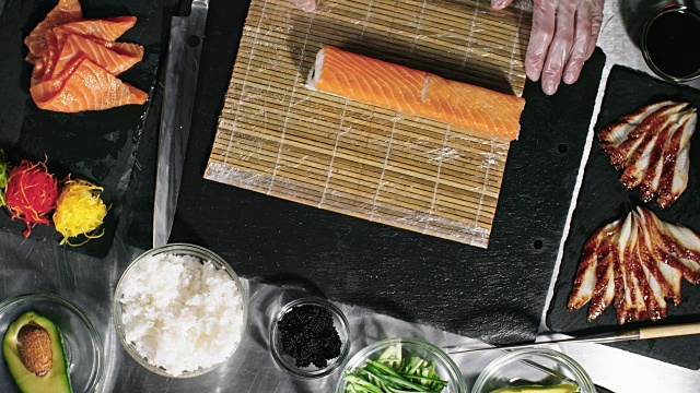 专业厨师制作寿司卷视频素材
