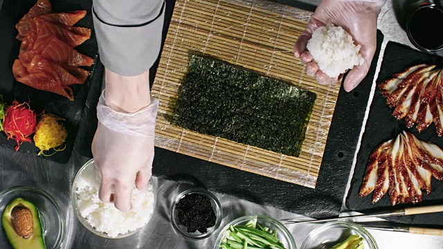 俯视图厨师制作寿司视频素材
