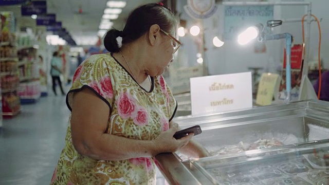 亚洲高级女性在超市选购产品视频素材