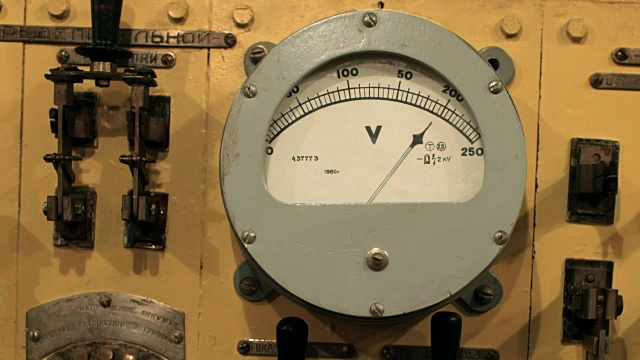 仪表板上的电压表视频素材