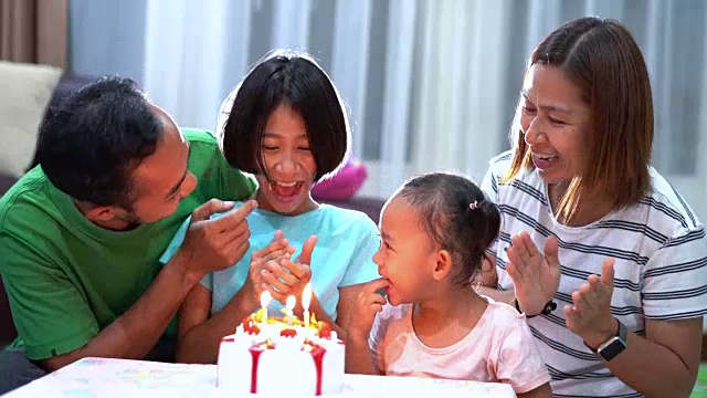 快乐的家庭庆祝生日派对和一个蛋糕视频下载
