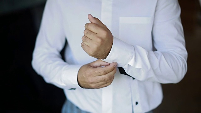 商人穿着白色衬衫，男性双手合上。视频素材