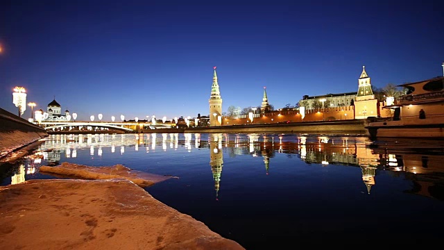 莫斯科河和克里姆林宫(晚上)，俄罗斯，莫斯科——莫斯科最受欢迎的景色视频下载