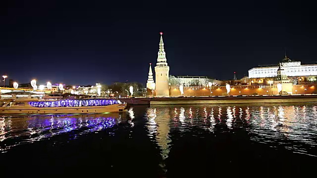 莫斯科河和克里姆林宫(晚上)，俄罗斯，莫斯科——莫斯科最受欢迎的景色视频下载