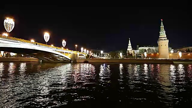 克里姆林宫附近的石桥(夜间)——俄罗斯莫斯科最受欢迎的景观视频下载