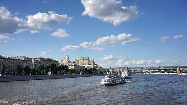 莫斯科——夏天的河流交通视频下载