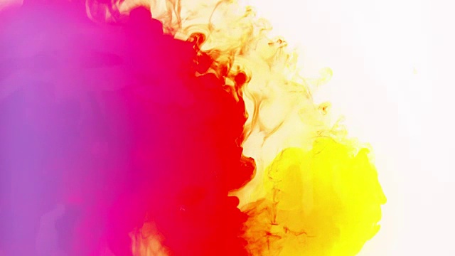 彩虹的颜色混合在一起的彩色墨水在慢动作视频下载