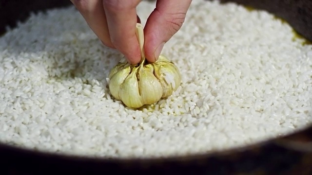 蒜头放在米饭上视频素材
