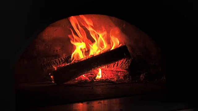 美丽的火焰特写慢动作。在壁炉里燃烧木柴的视频剪辑。柴火在烧木头的炉子里燃烧。30 fps全高清视频下载