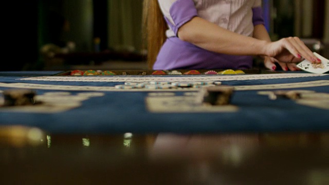 赌场:女商人洗牌。用RED EPIC DRAGON电影摄影机慢动作拍摄。视频下载