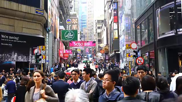 行人穿过香港市中心的街道视频素材