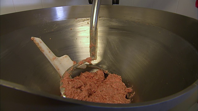 混合猪肉放在一个不锈钢容器上视频素材