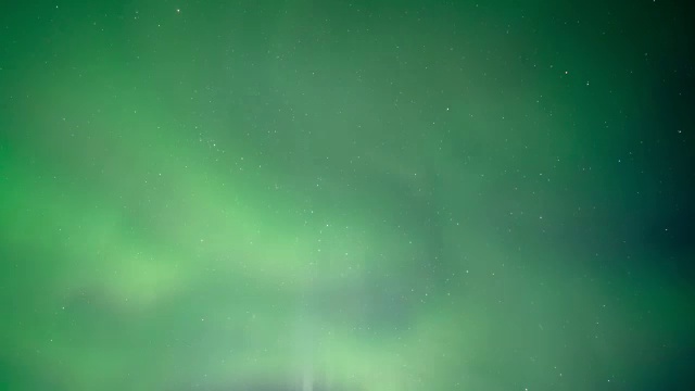 冰岛夜空中的北极光(极光)或北极光视频素材