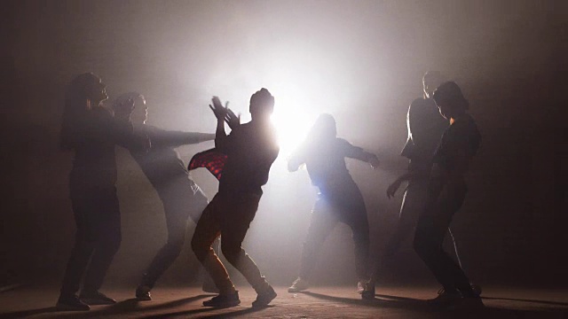 青少年在外面参加舞蹈战斗视频素材
