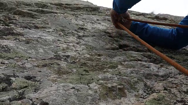 攀登者在雾中攀登陡峭的悬崖视频素材