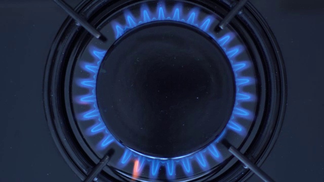 炉顶燃烧器点燃成蓝色烹饪火焰视频下载