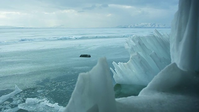 冰海或海洋上的冰山。视频素材