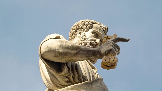 近距离观察梵蒂冈城圣彼得广场外手持大钥匙的雕像视频下载