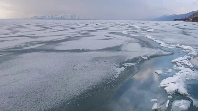乘直升机在冰海或海洋上空飞行。视频素材