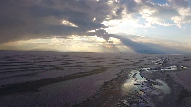 乘直升机在冰海或海洋上空飞行。视频素材