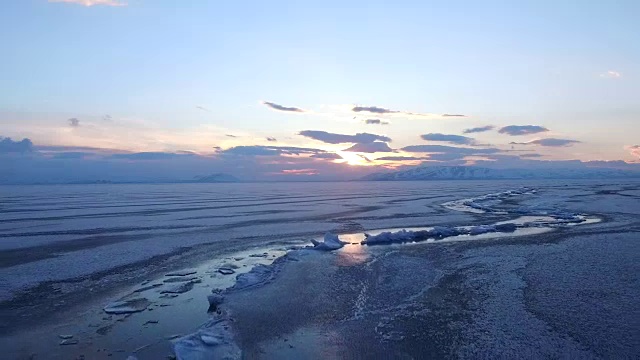 乘直升机在冰海或海洋上空飞行。视频下载