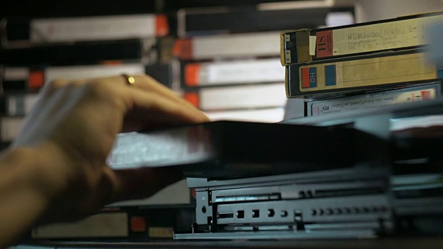 手插VHS到VCR视频素材