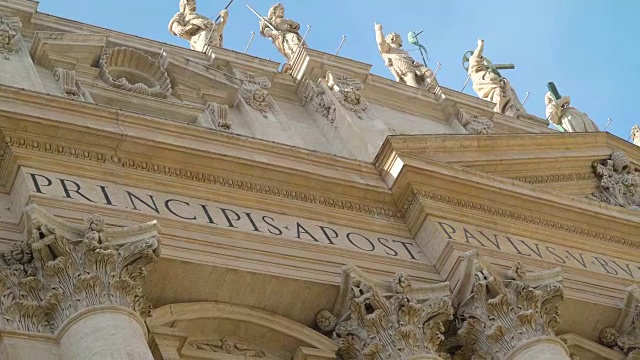 意大利梵蒂冈圣彼得大教堂墙上的雕塑和雕像视频下载