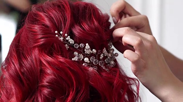 理发师的手把珠宝别在新娘的头发上视频下载