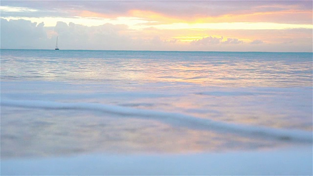 异国情调的加勒比海滩上令人惊叹的美丽日落视频素材