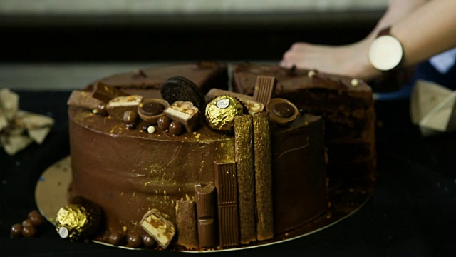 糖果师傅用刀切大巧克力蛋糕视频素材