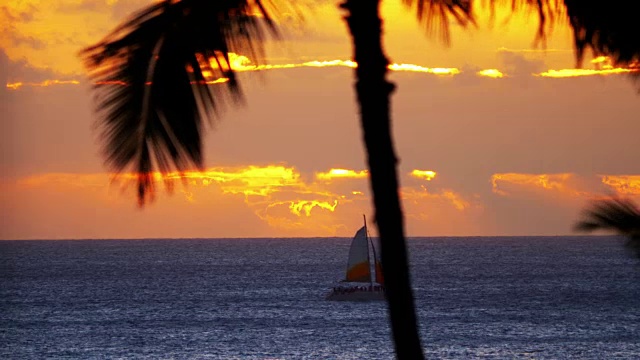 夏威夷日落时的帆船，4k慢镜头视频素材