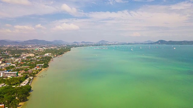阳光明媚的日子普吉岛著名的风筝海滩航拍全景图4k时间流逝泰国视频素材