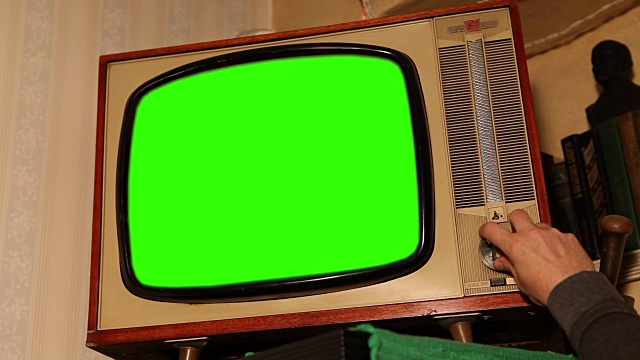 旧电视与绿色屏幕，复古电视在一个旧内部与绿色屏幕视频下载