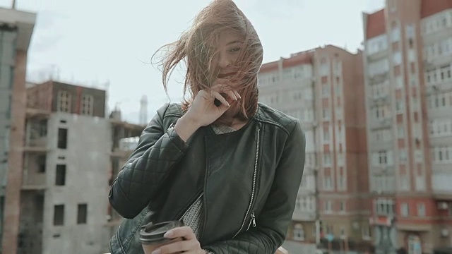在一个多风的城市里的摇滚女人肖像视频素材