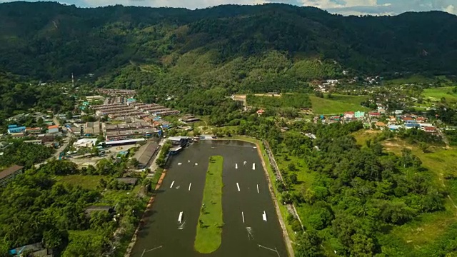 阳光明媚的日子普吉岛著名的尾流公园空中全景4k时间流逝泰国视频素材