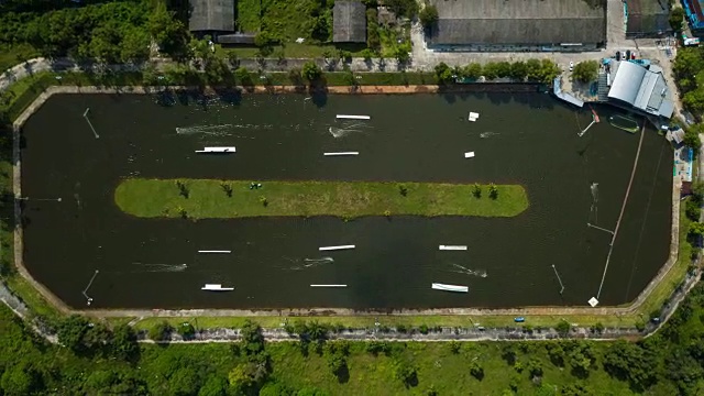 阳光明媚的日子普吉岛著名的wake公园鸟瞰4k时间流逝泰国视频素材