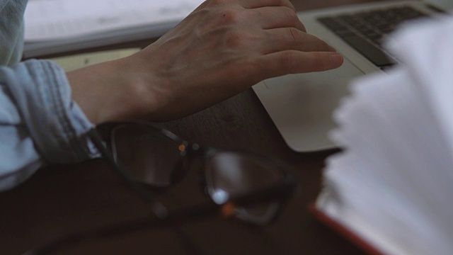 自由职业者坐在家庭办公室的电脑上通过互联网远程工作视频素材