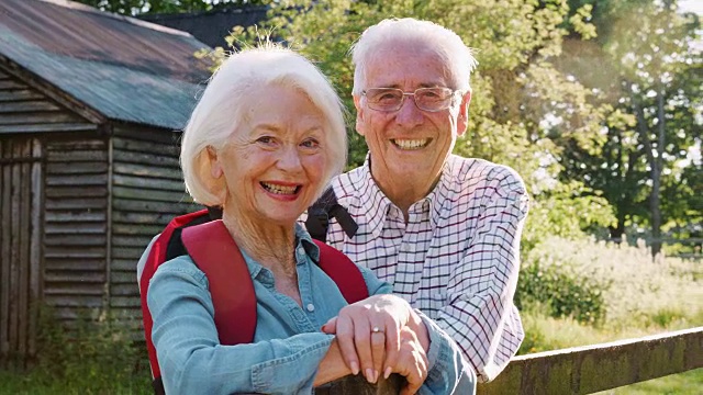老年夫妇一起在乡间远足的照片视频素材