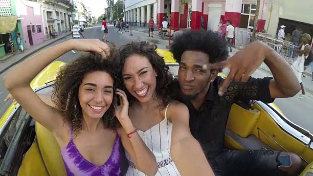 发现多彩的哈瓦那古巴青年朋友视频下载