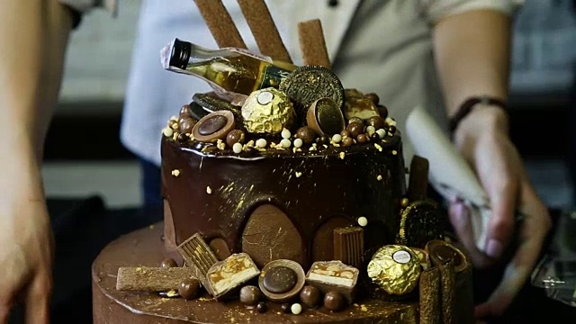 装饰精美的大巧克力蛋糕视频素材