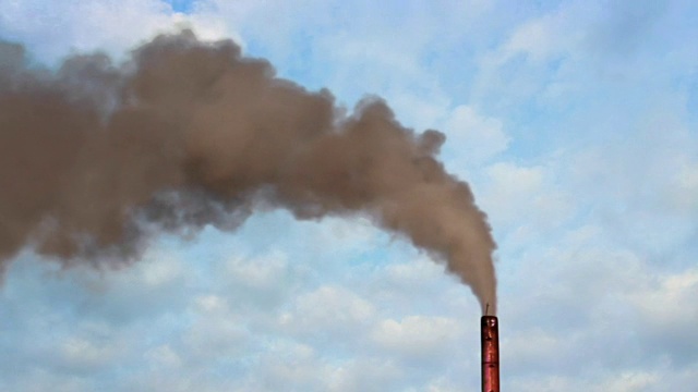 蓝天中工业工厂的烟尘造成的空气污染。视频素材