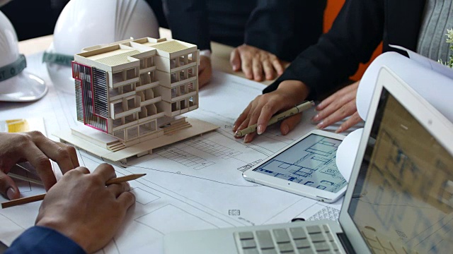 建筑师团队头脑风暴与建筑师模型的设计解决方案视频素材