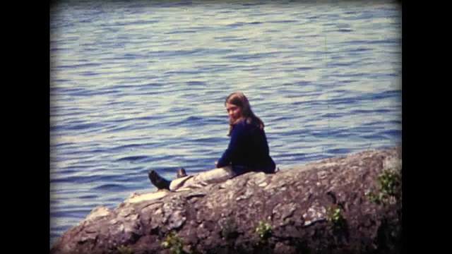 1971年，一个女孩坐在日内瓦湖畔，靠近奇隆城堡视频素材